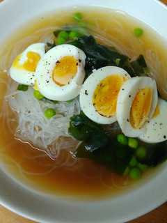 Una foto de Sopa miso con fideos de guisantes y habas mungo