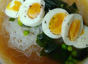 Una foto de Sopa miso con fideos de guisantes y habas mungo