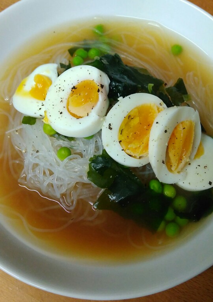 Una foto de Sopa miso con fideos de guisantes y habas mungo