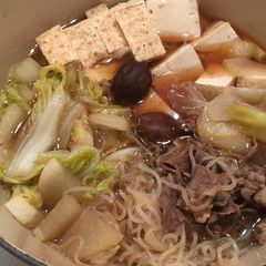 A picture of Sukiyaki/"Gyunabe" beef pot.