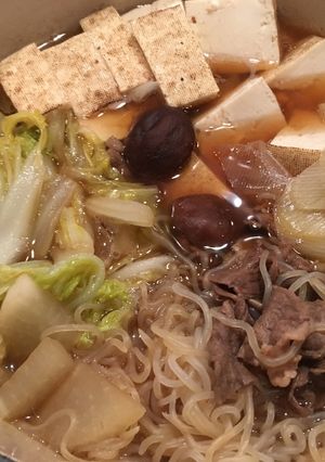 A picture of Sukiyaki/"Gyunabe" beef pot.