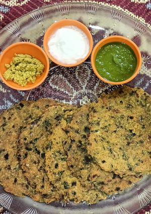 ઓટ્સ ઘઉં નાં થેપલાં (Oats Wheat Thepla Recipe In Gujarati) રેસીપી મુખ્ય ફોટો