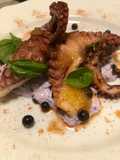 Polpo croccante con crema di burrata mirtilli e miele
