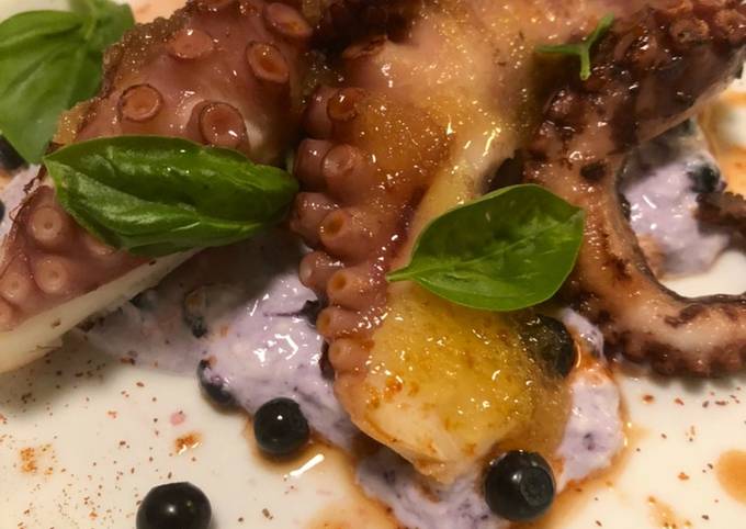 Polipo croccante con crema di burrata mirtilli e miele