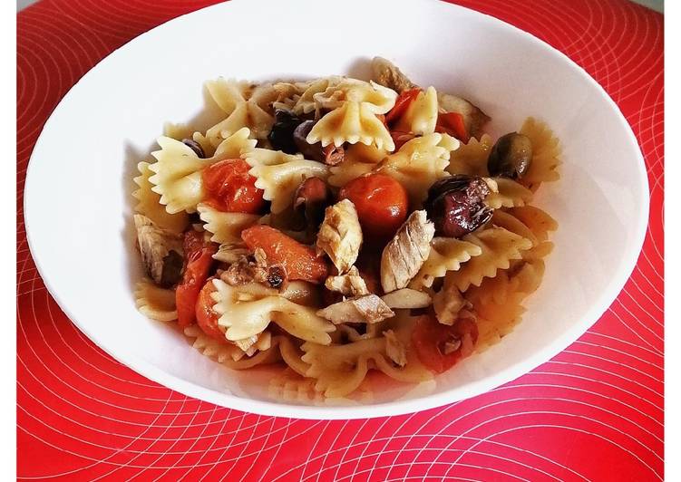 Farfalle, sgombro, pomodori, alici e olive taggiasche