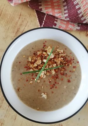 A picture of Roast cauliflower and potato soup.