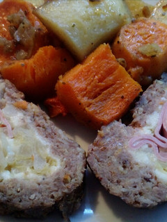 Zöldségekkel, sajttal töltött pulykarolád recept fotója
