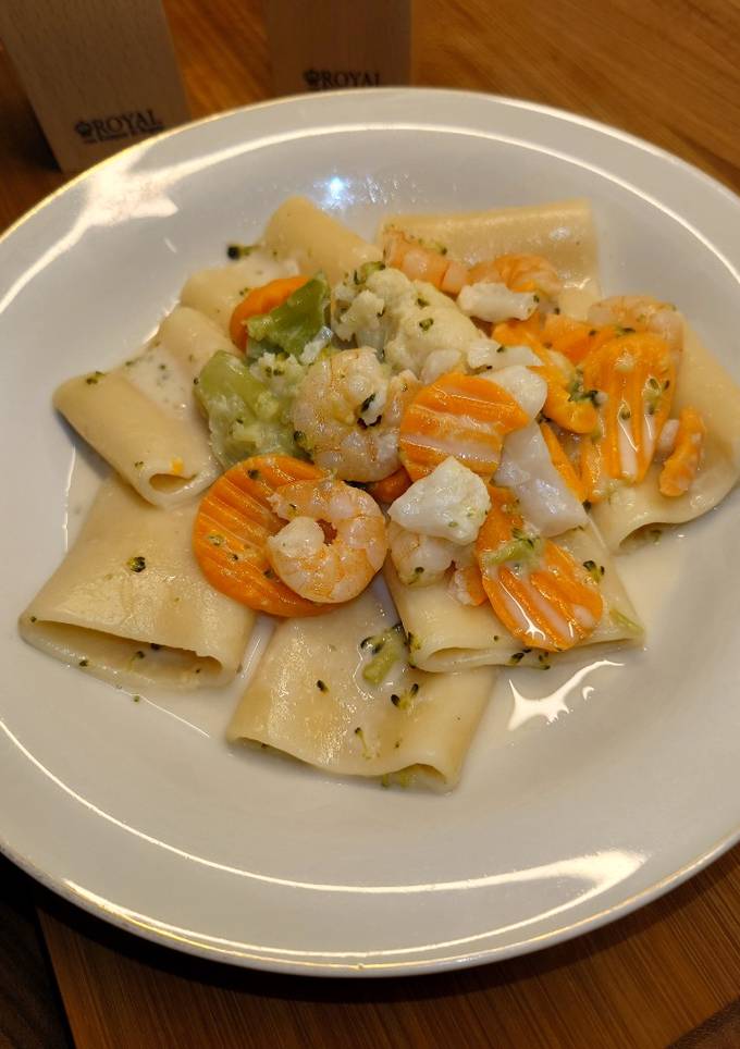 Paccheri з креветками і овочами