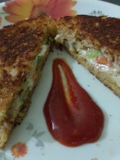 વેજ મેયો સેન્ડવીચ રેસીપી મુખ્ય ફોટો