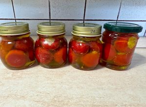Foto di Peperoncini tondi piccanti, ripieni di tonno,capperi e acciughe