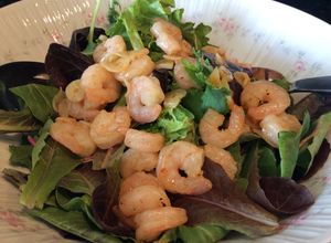 Una foto de Ensalada con camarones al Ajillo (Gambas al Ajillo)