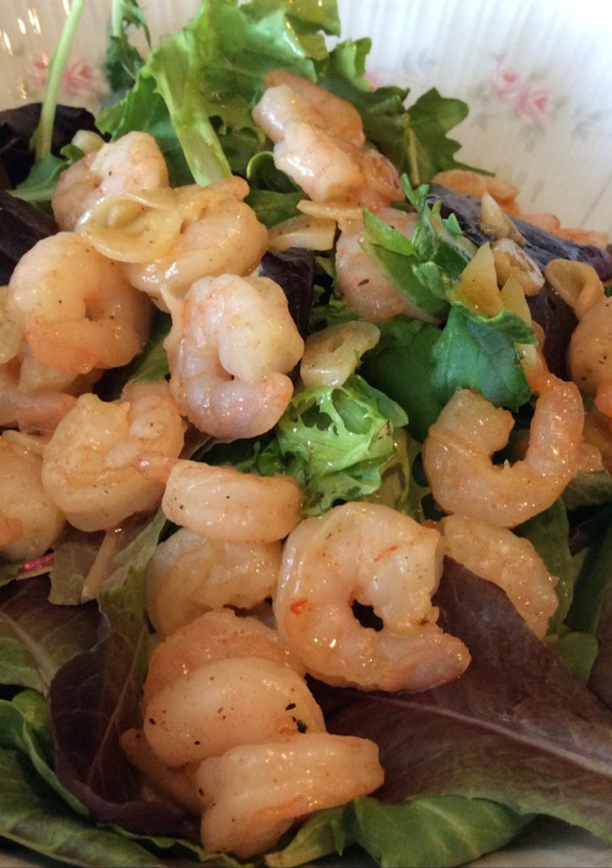Una foto de Ensalada con camarones al Ajillo (Gambas al Ajillo)