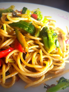 Una foto de Spaghettis con vegetales al Wok