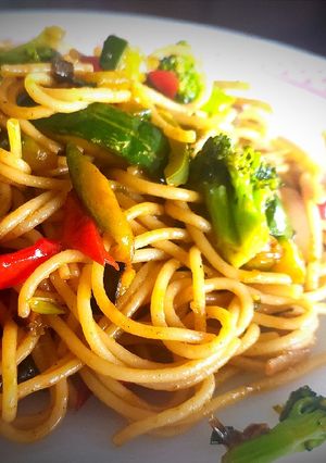 Una foto de Spaghettis con vegetales al Wok