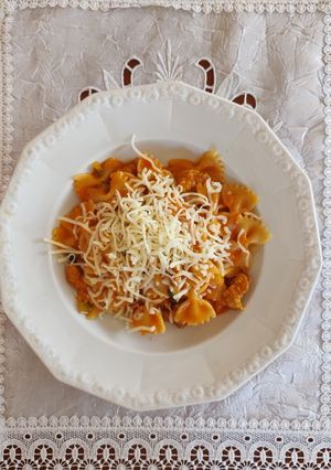 Zdjęcie przepisu Makaron z indykiem, cukinią i mozzarellą.