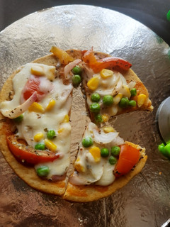 नो यीस्ट पिज़्ज़ा (No yeast pizza recipe in Hindi) रेसिपी मुख्य फोटो