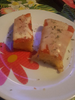 Una foto de Tortilla de patata con tomate y queso