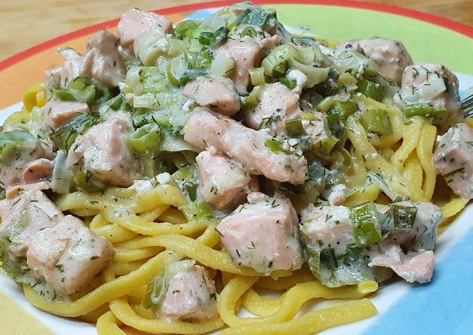 Lachssahnesauce mit Tagliatelle