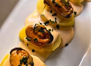 Foto principal de Patatas cocidas, con mejillones frescos y mahonesa de Mejillones en escabeche….bunisssimos…..😜