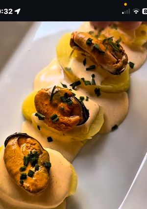 Una foto de Patatas cocidas, con mejillones frescos y mahonesa de Mejillones en escabeche….bunisssimos…..😜