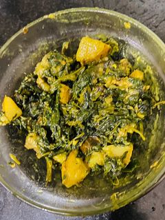 आलू बथुआ साग फ़्राई (Aloo bathua saag fry recipe in Hindi) रेसिपी मुख्य फोटो
