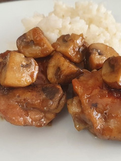 Una foto de Pollo con champiñones