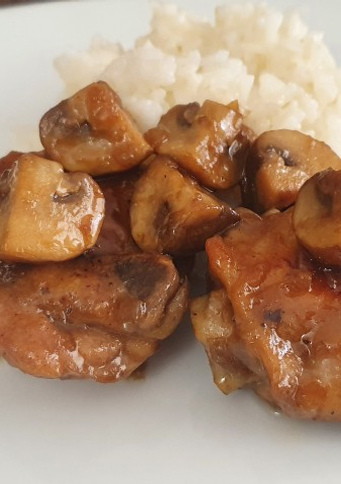 Una foto de Pollo con champiñones