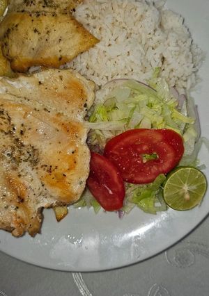 Una foto de Pechuga de Pollo a la Plancha con Arroz y Ensalada