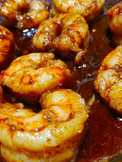 Una foto de Gambas al ajillo con destellos de vino blanco