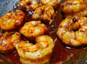Una foto de Gambas al ajillo con destellos de vino blanco