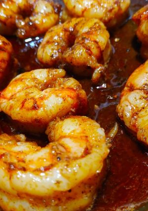 Una foto de Gambas al ajillo con destellos de vino blanco