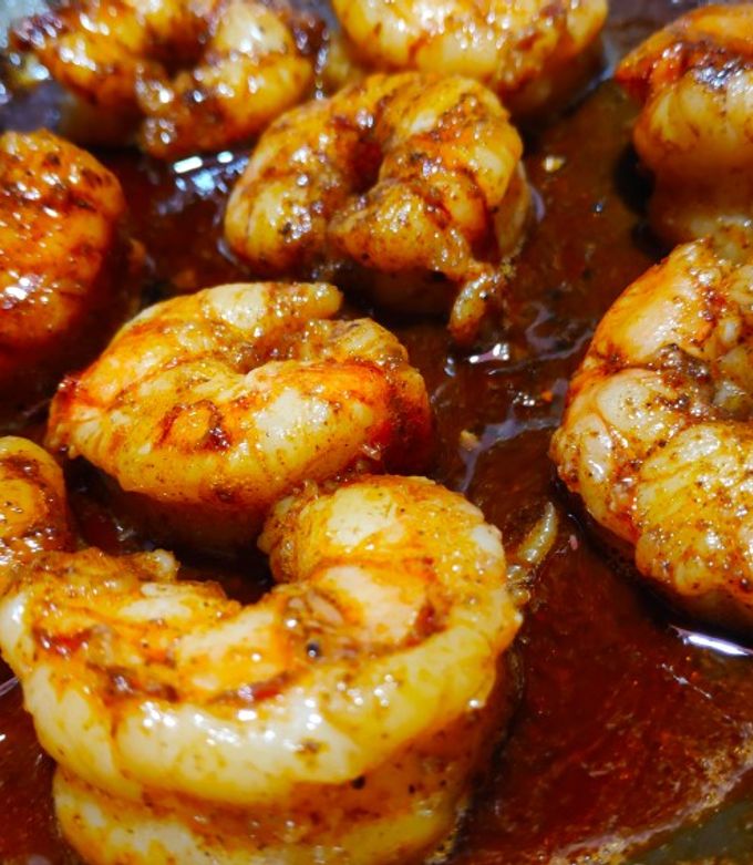 Una foto de Gambas al ajillo con destellos de vino blanco
