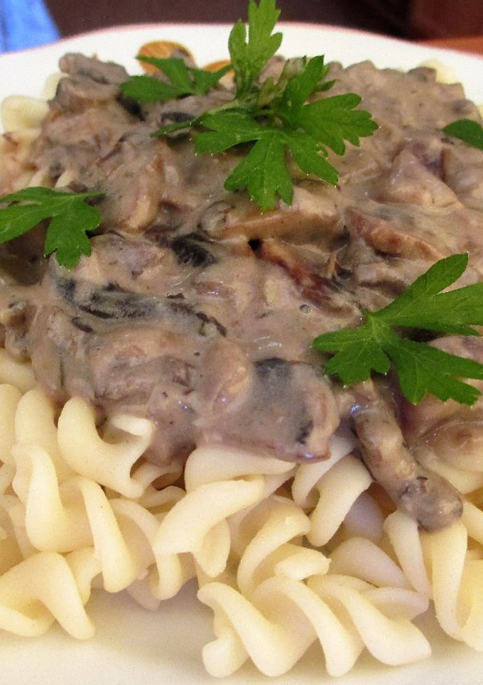 Una foto de Espirales con crema de champiñones y patatas azules