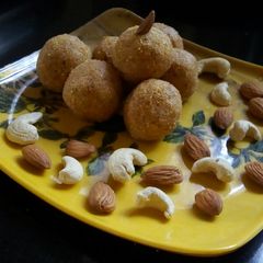 A picture of Moong dal ladoo.