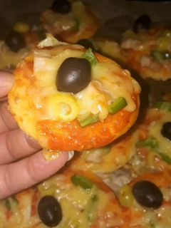 صورة لوصفة ميني بيتزا ولا أروع منها ماكانش 🍕🍕🍕😁😁🥴😋