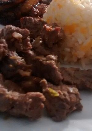 Una foto de Carne con cebollín