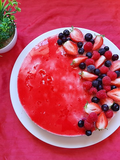 Una foto de Tarta fría de fresas 🍓🍓💕💕🍰