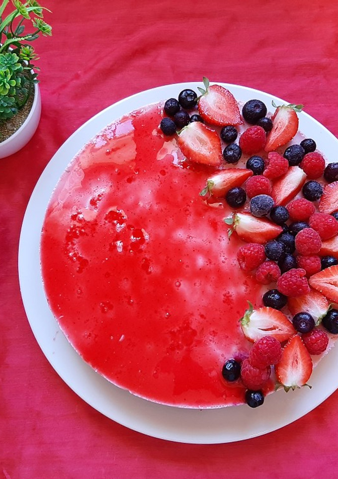 Una foto de Tarta fría de fresas 🍓🍓💕💕🍰