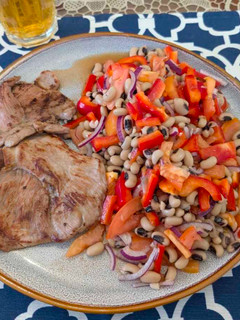 Foto de Febra de Porco com Salada de Feijão-Fradinho