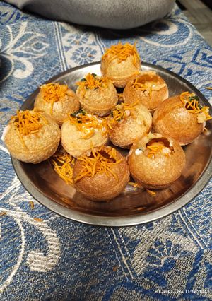 A picture of Sev puri.