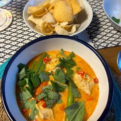 A picture of Thai chicken and coconut soup.