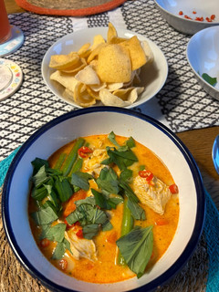 A picture of Thai chicken and coconut soup.