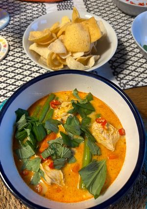 A picture of Thai chicken and coconut soup.