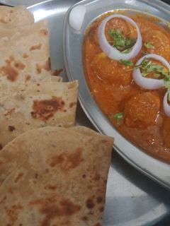દમ આલુ વિથ પરાઠા (Dum Aloo with Paratha Recipe In Gujarati) રેસીપી મુખ્ય ફોટો