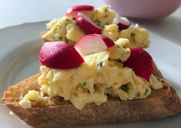 Scrambled eggs with chives on sourdough