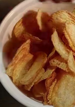 A picture of Homemade potato chips.