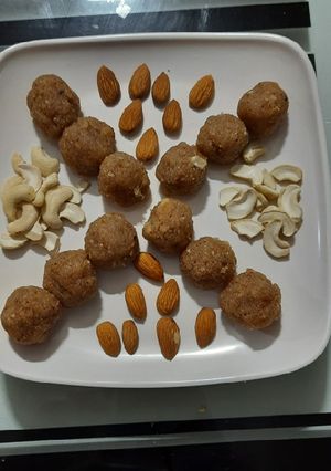 ડ્રાયફ્રુટ લાડુ (Dryfruit Ladoo Recipe In Gujarati) રેસીપી મુખ્ય ફોટો