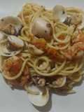 Espaguetis con almejas, chipirones y gambones