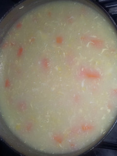 A picture of Corn Soup with chicken.