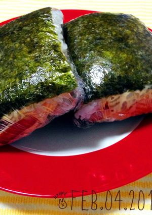 A picture of Spam and Egg Onigiri with Tartar Sauce.